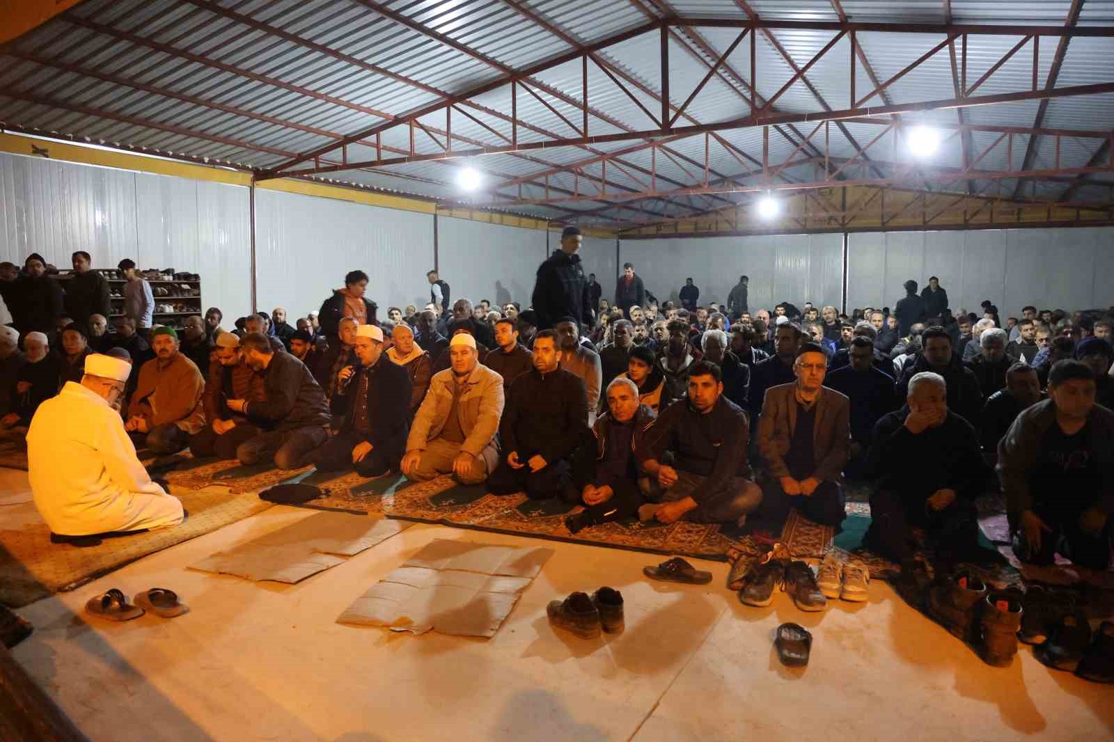 Hatay’da eller çadır mescitte semaya açıldı