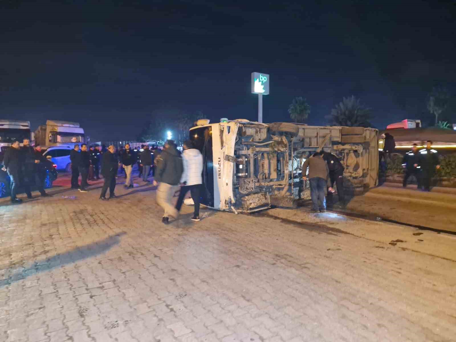 Hatay’da göreve giden polisleri taşıyan midibüs devrildi: 10 yaralı