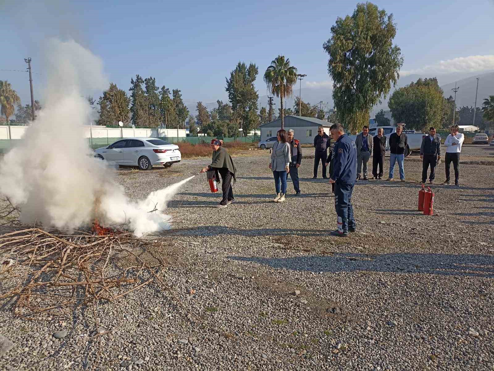 İskenderun’da konteyner kent sakinlerine yangın eğitimi verildi