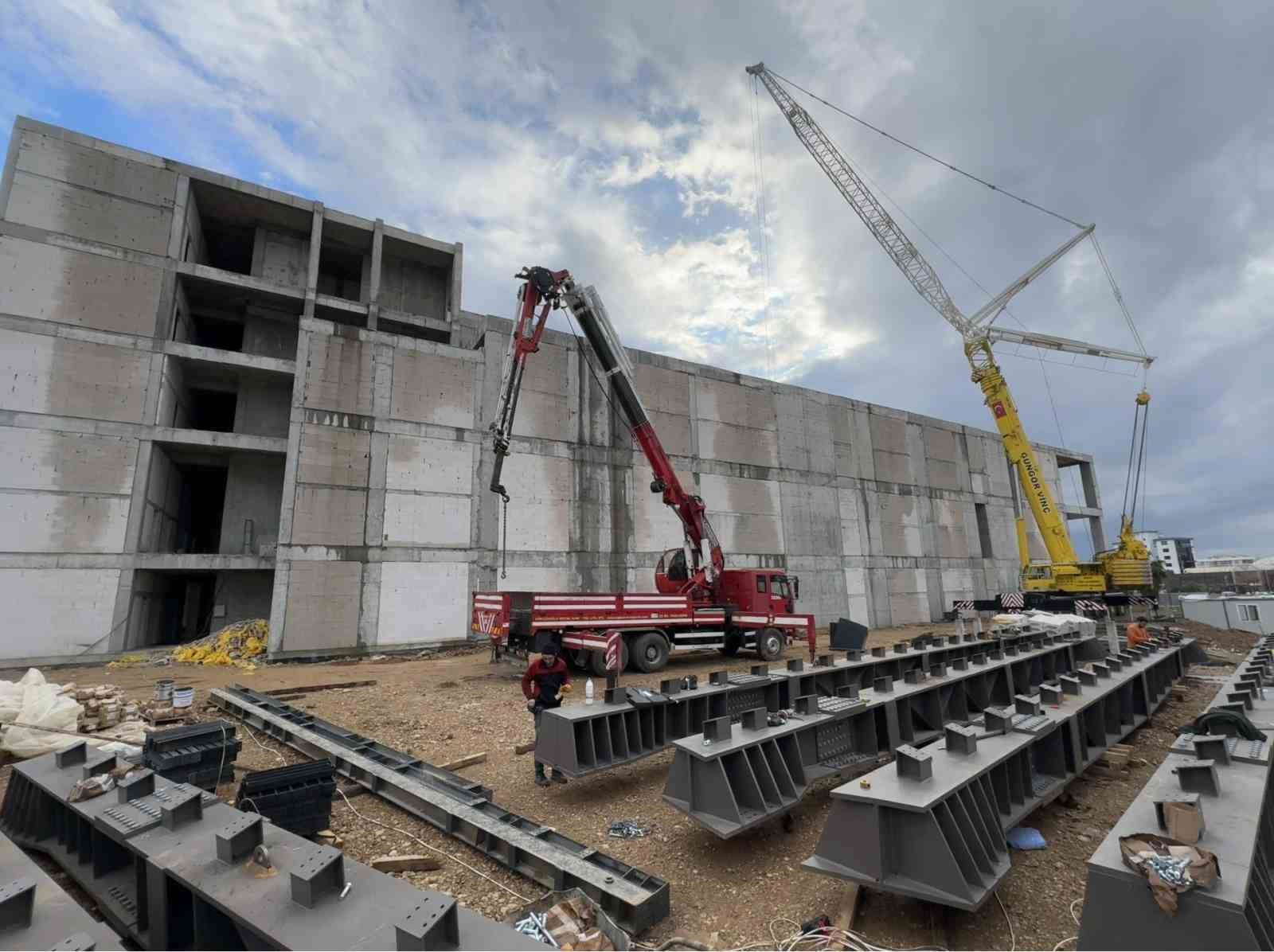 Serik Kongre ve Kültür Merkezi inşaatında duvar imalatları tamamlandı