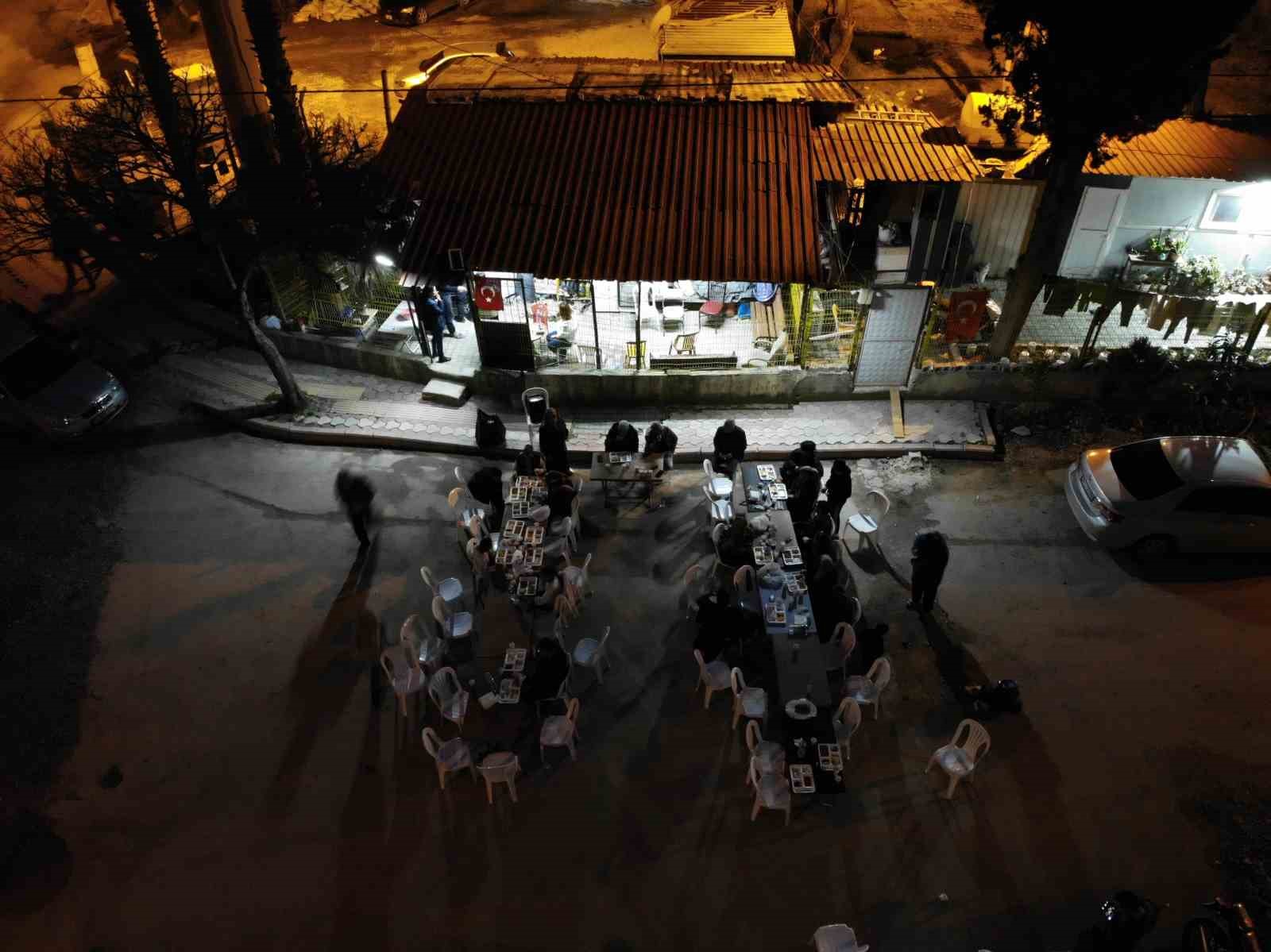 Depremin yok ettiği mahallede hüzünlü iftar