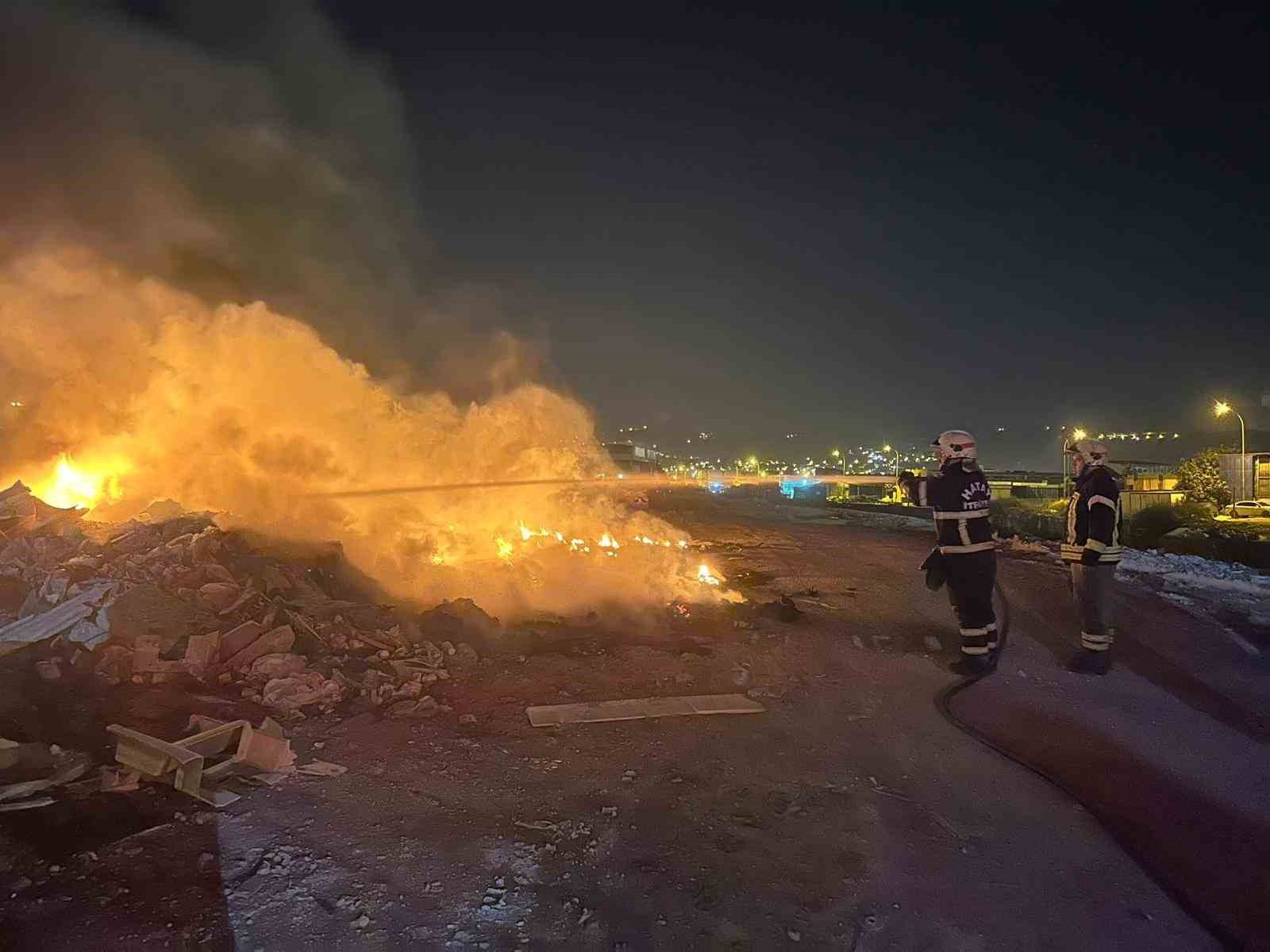 Antakya’da sanayi sitesinde çöplük alanda çıkan yangın söndürüldü