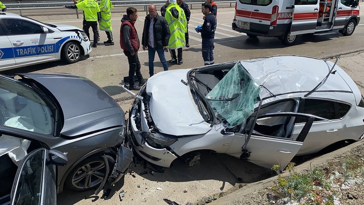 Isparta’da kazaya müdahale eden ambulans ve polis aracına başka bir otomobil çarptı: 10 yaralı