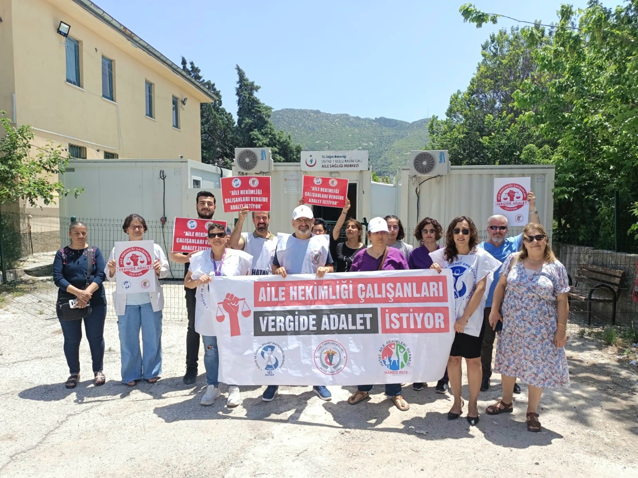 SAĞLIK EMEKÇİLERİ: “VERGİDE ADALET İSTİYORUZ”