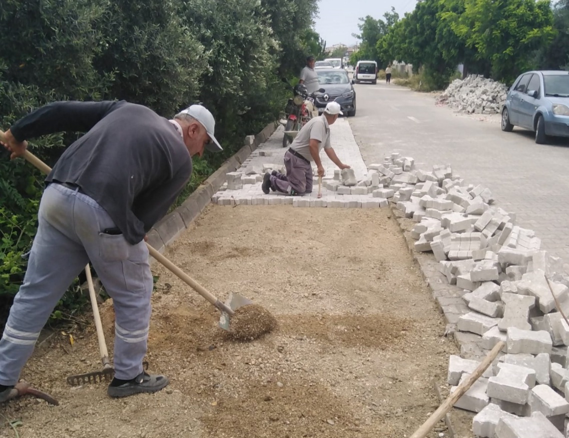 Samandağ Belediyesi Fen İşleri Ekipleri, 10 Mahallede Eş Zamanlı Çalışmalarını Sürdürüyor