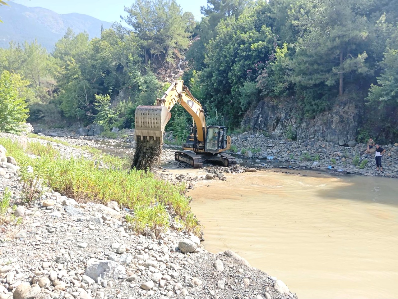 HBB DERE VE KANAL TEMİZLİKLERİNE HIZ VERDİ