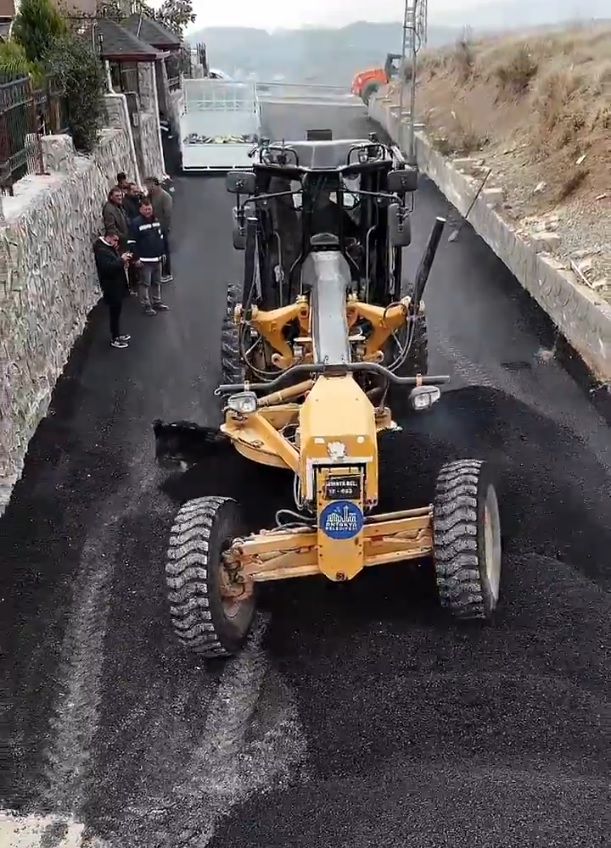 FEN İŞLERİ MÜDÜRLÜĞÜ EKİPLERİ YOL ÇALIŞMALARINI SÜRDÜRÜYOR