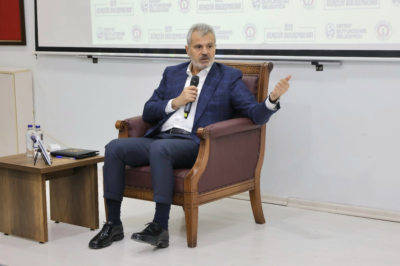 ÜNİVERSİTELİ GENÇLER SORDU BAŞKAN ÖNTÜRK CEVAPLADI