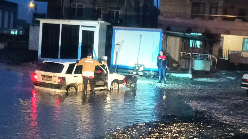 SELDE MAHSUR KALAN VATANDAŞ HBB İTFAİYESİ TARAFINDAN KURTARILDI