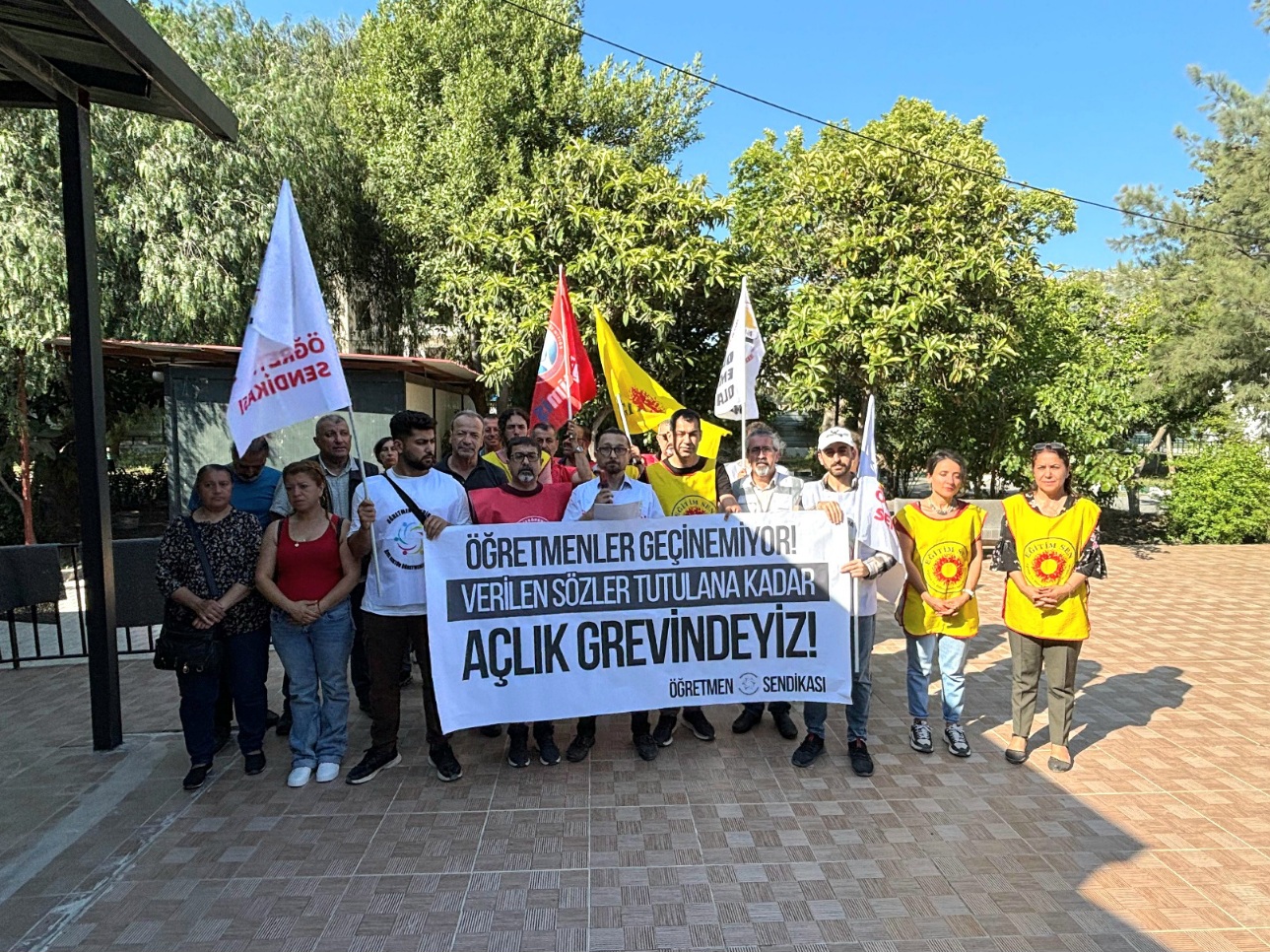 ÖĞRETMENLERDEN HAK MÜCADELESİ: “HAKKIMIZI ALMADAN GERİ DÖNMEYECEĞİZ”