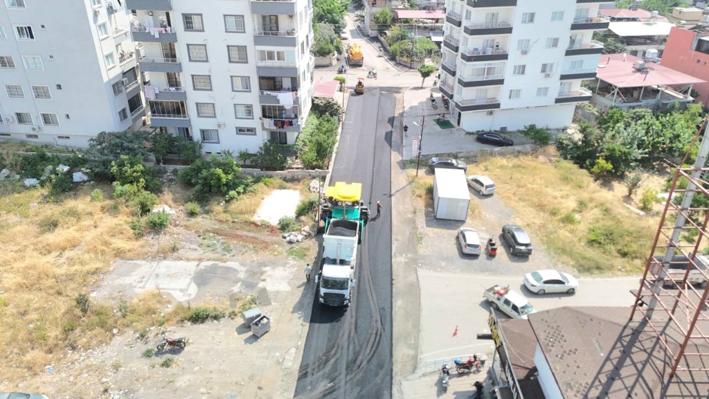İSKENDERUN’DA ULAŞIMA DEV YATIRIM: 111 KİLOMETRE YENİ YOL, 186 BİN TON SICAK ASFALT