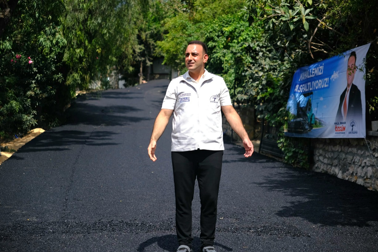 DEFNE’DE BİR İLK: BAŞKAN ÖZGÜN 300 KİLOMETRELİK REKOR ASFALT HEDEFİNİ BAŞLATTI