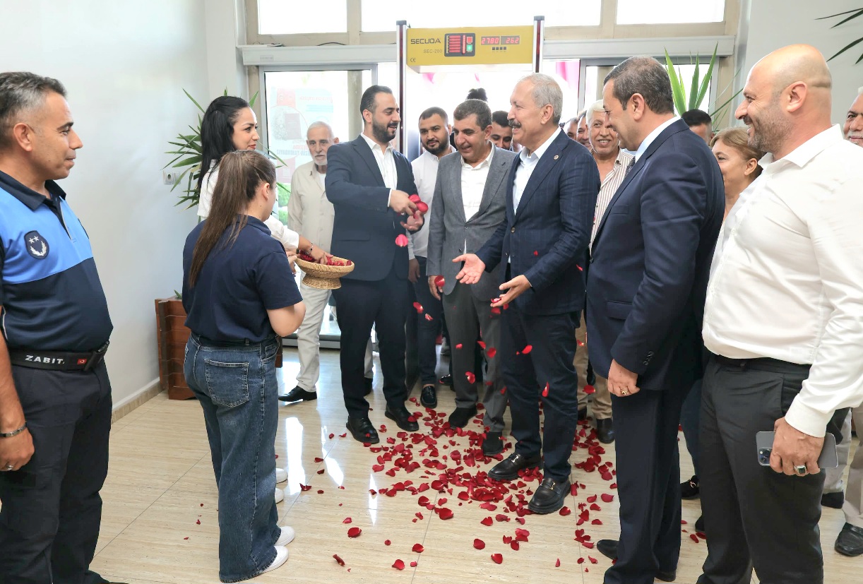 Reyhanlı’da AK Parti Heyetinden Yoğun Temas: Güllerle Karşılama, İstişare ve Proje Gündemi