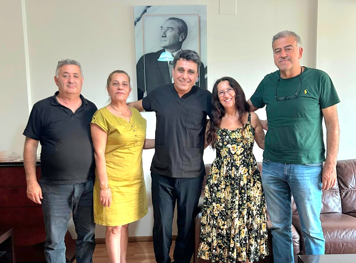 LİSE ARKADAŞLARINDAN DT. BURHAN MANSUROĞLU’NA HAYIRLI OLSUN ZİYARETİ