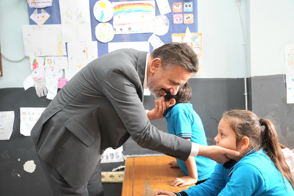 SAMİ ÜSTÜN, IŞIKLI VE KALE İLKOKULLARINDA ÖĞRENCİLERİN SEVİNCİNE ORTAK OLDU